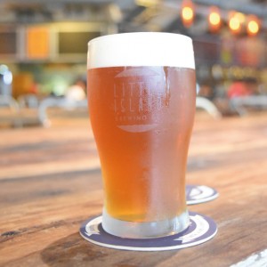 「A Whiter Shade Of Pale Ale」 （S$10/ グラス）以外にも6 種 類のクラフトビールを揃える